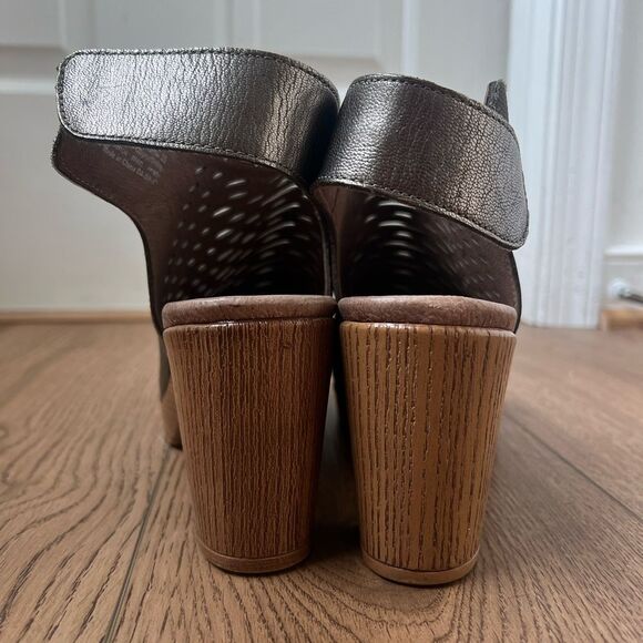 LIKE NEW Dansko Danae perforated leather wood grain block heel sandal 38 - Picture 4 of 7